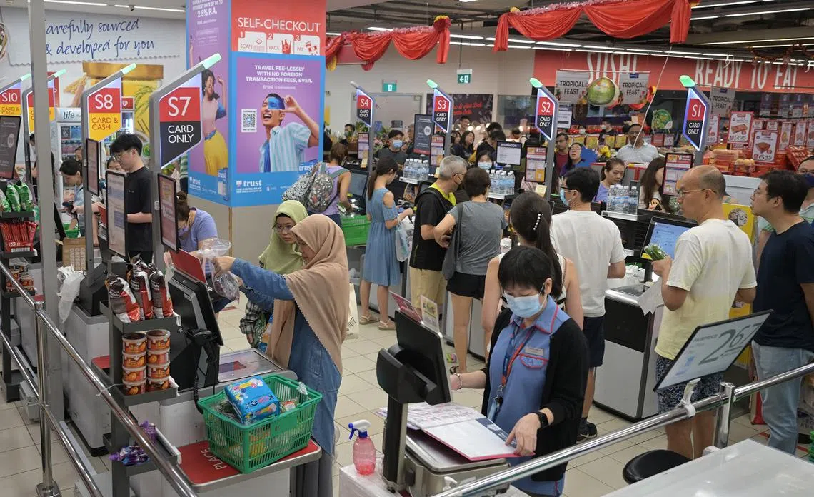 使用超市自助结账柜台还是得排队等候，让顾客质疑它是否真有如此高效。（海峡时报）