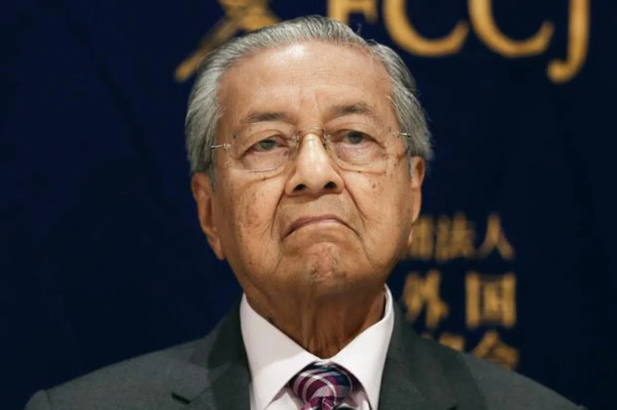  马哈迪称阿兹敏可自行决定是否休假。（星报） 