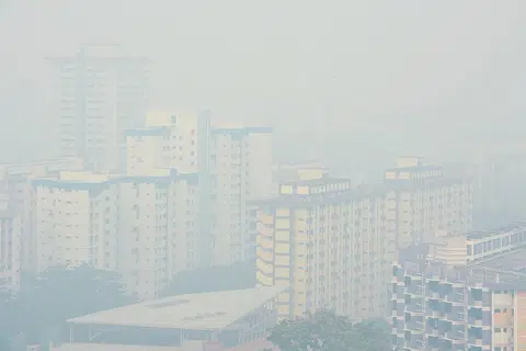 2013年6月20日，新加坡空气污染指数一度达到371点的危险水平，隔天还上升到历来最高的401点。（新明日报档案照）