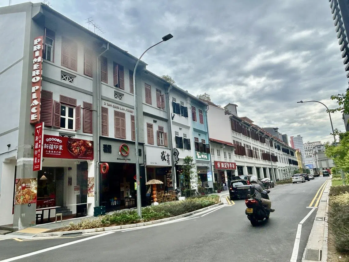 《新明日报》记者走访位于武吉士中餐馆聚集的陈桂兰街（Tan Quee Lan Street）和连城街（Liang Seah Street），发现绝大多数的业者都提供了双语餐单。（新明日报）