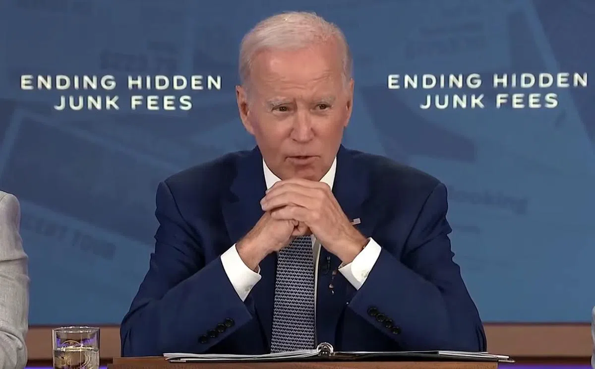 美国总统拜登上周公开批评航空公司收取垃圾费用。（视频截图）