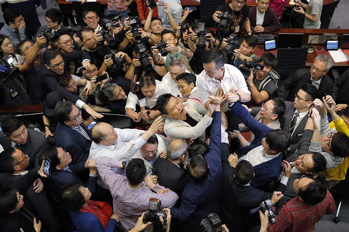  香港立法会议员为修订《逃犯条例》大打出手。（上报） 