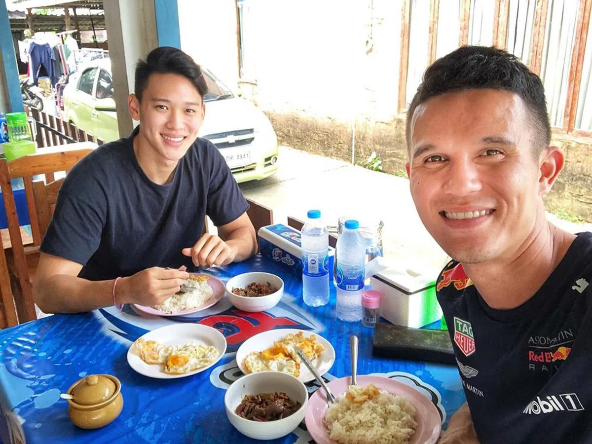  感情要好的陈俊仁（左）和拜哈基（右）在前者抵达泰国后相约吃饭。（拜哈基面簿） 