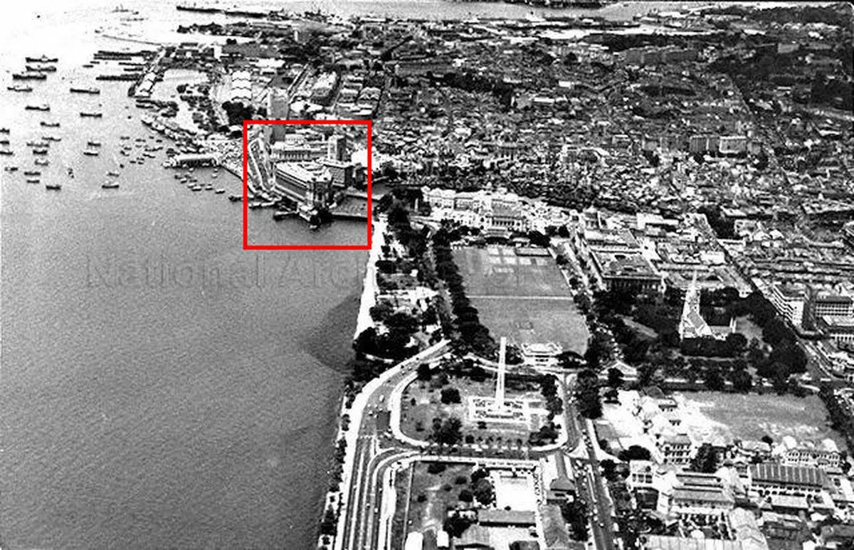  50年前的滨海湾，红色框内是当年的浮尔顿大厦。（新加坡国家档案局） 
