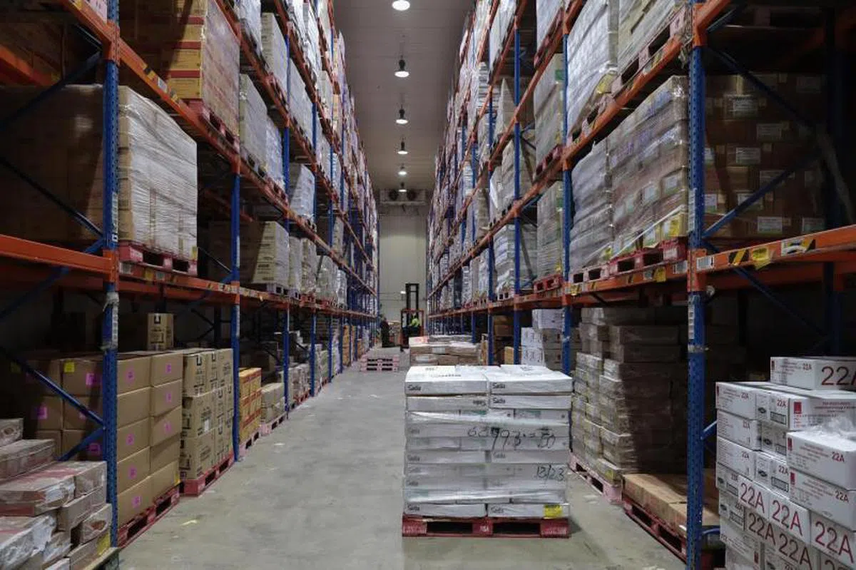 本地冰冻鸡供应充足，其中截止5月26日，职总平价集团有四个月的冰冻鸡库存，额外两个月的供应也正运来新加坡。（陈国明面簿）