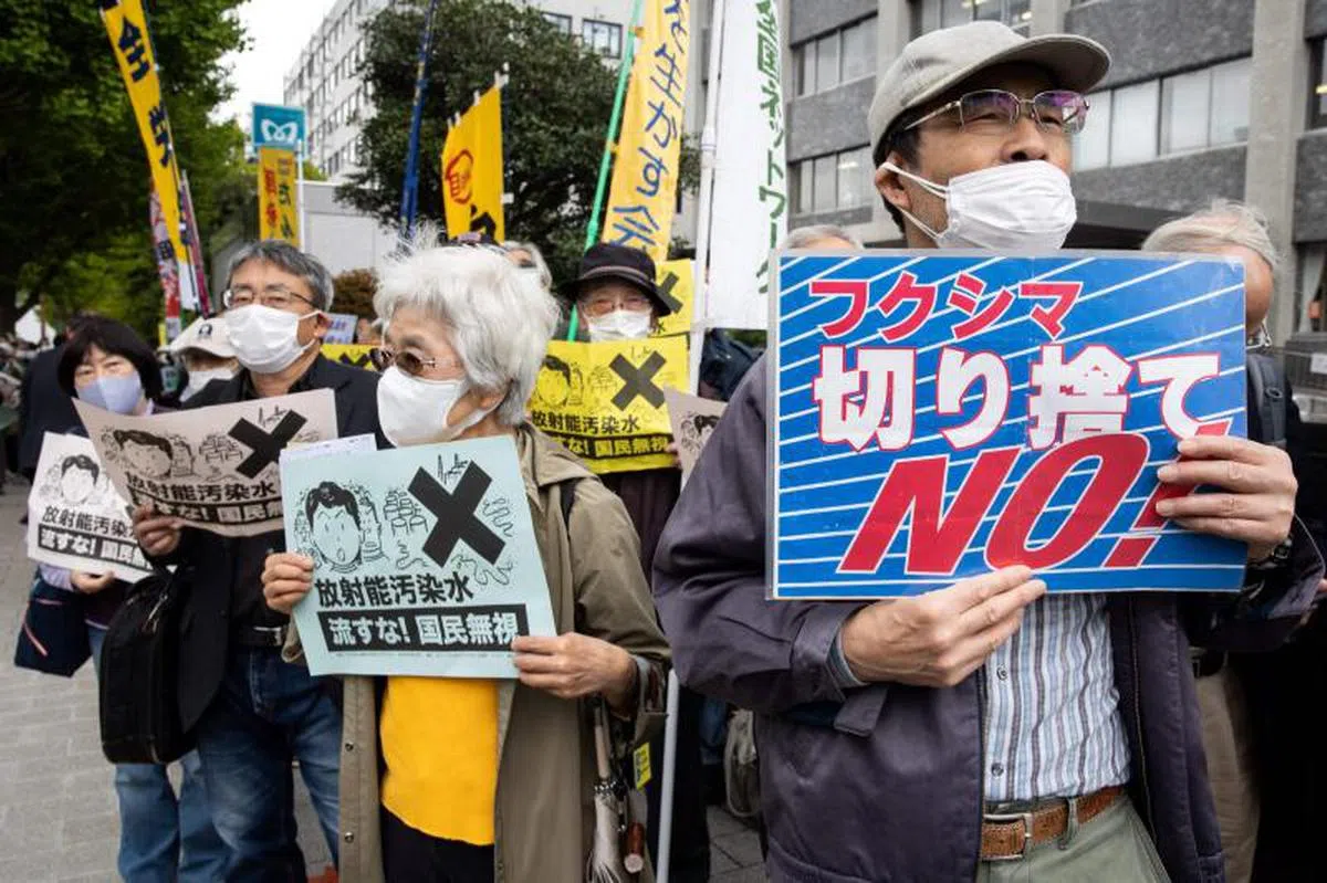  日本民众今早（4月13日）聚集在东京首相办公室外，集团反对排放核废水决定。（法新社） 