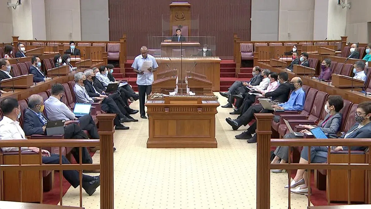  内政部长兼律政部长尚穆根（议事桌左侧站立者）昨天在国会指出，近日种族主义情绪再次被挑起，日久恐成常态，应严加提防。（gov.sg视频截图） 