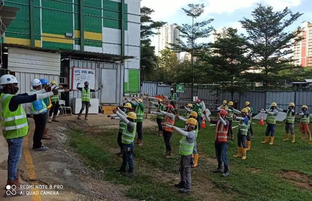  Ee Hup建筑公司的外籍客工。（ItsRainingRaincoats面簿） 