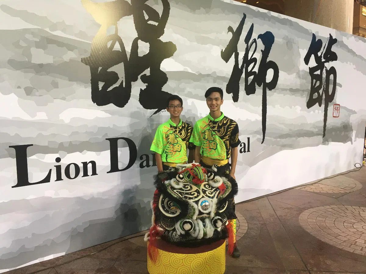 一般人都喜欢舞狮头，不喜欢舞狮尾，因为得弯着腰较辛苦，而且狮头比较威风。李焕荣（右）也曾经这么想过，后来才明白了狮尾的重要性。（李焕荣提供）