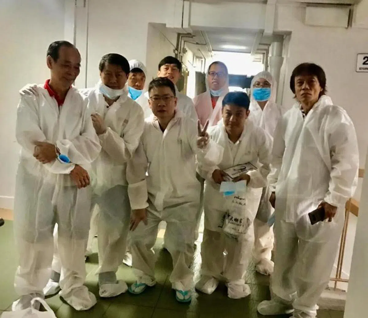  本地义工组织“让希望活下去”的志愿者们会定期上门帮“垃圾屋”的屋主清理环境。（让希望活下去面簿） 