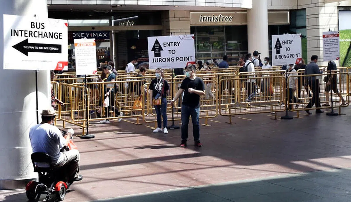  裕廊坊外更是排满了架子来限制人流。（联合早报） 