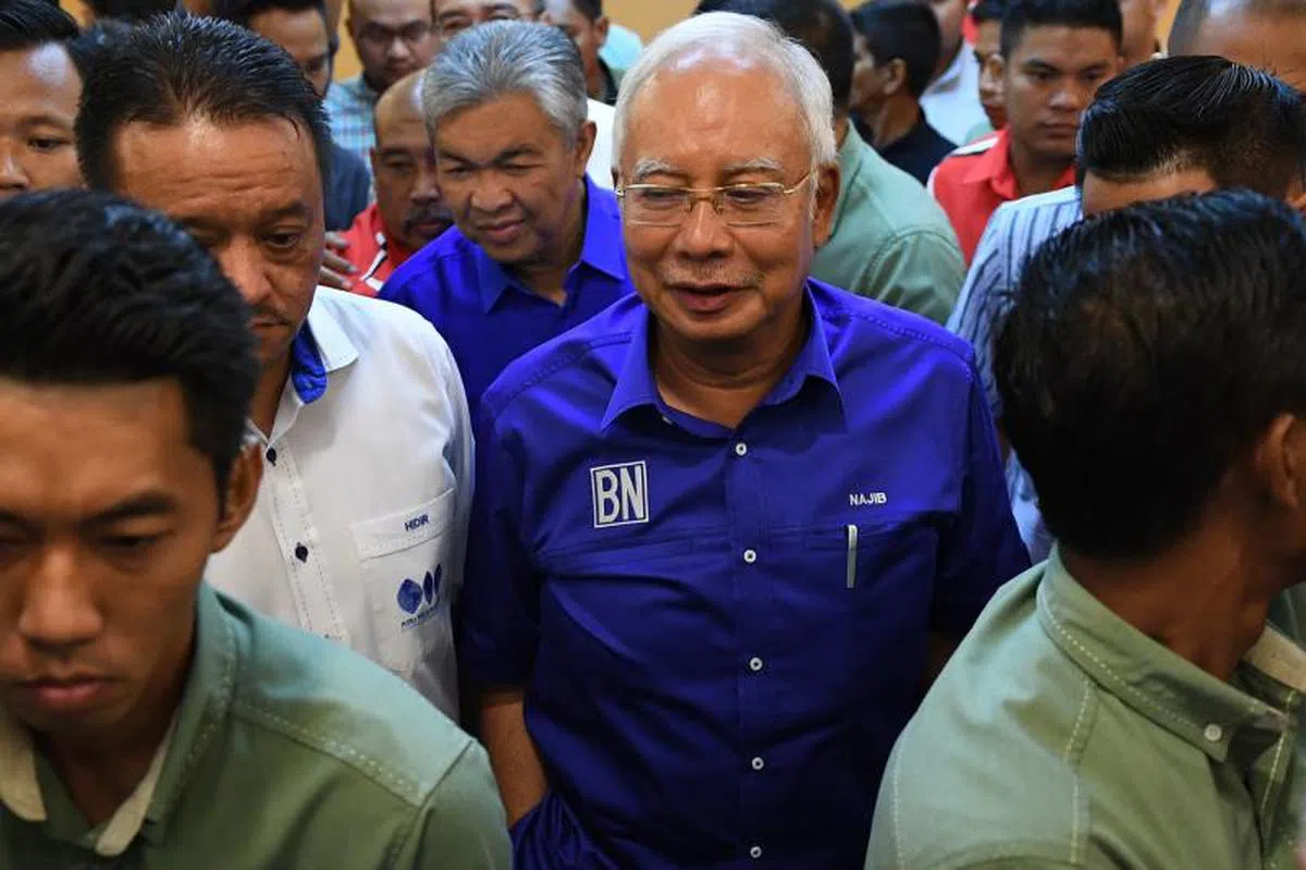  纳吉今早向媒体讲话之后离开会场。这也是纳吉在选举成绩揭晓之后，首次露面。（法新社） 