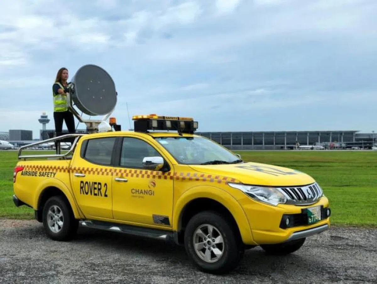 长距离扬声装置。叶芯莉站在巡逻车上。（樟宜机场集团）