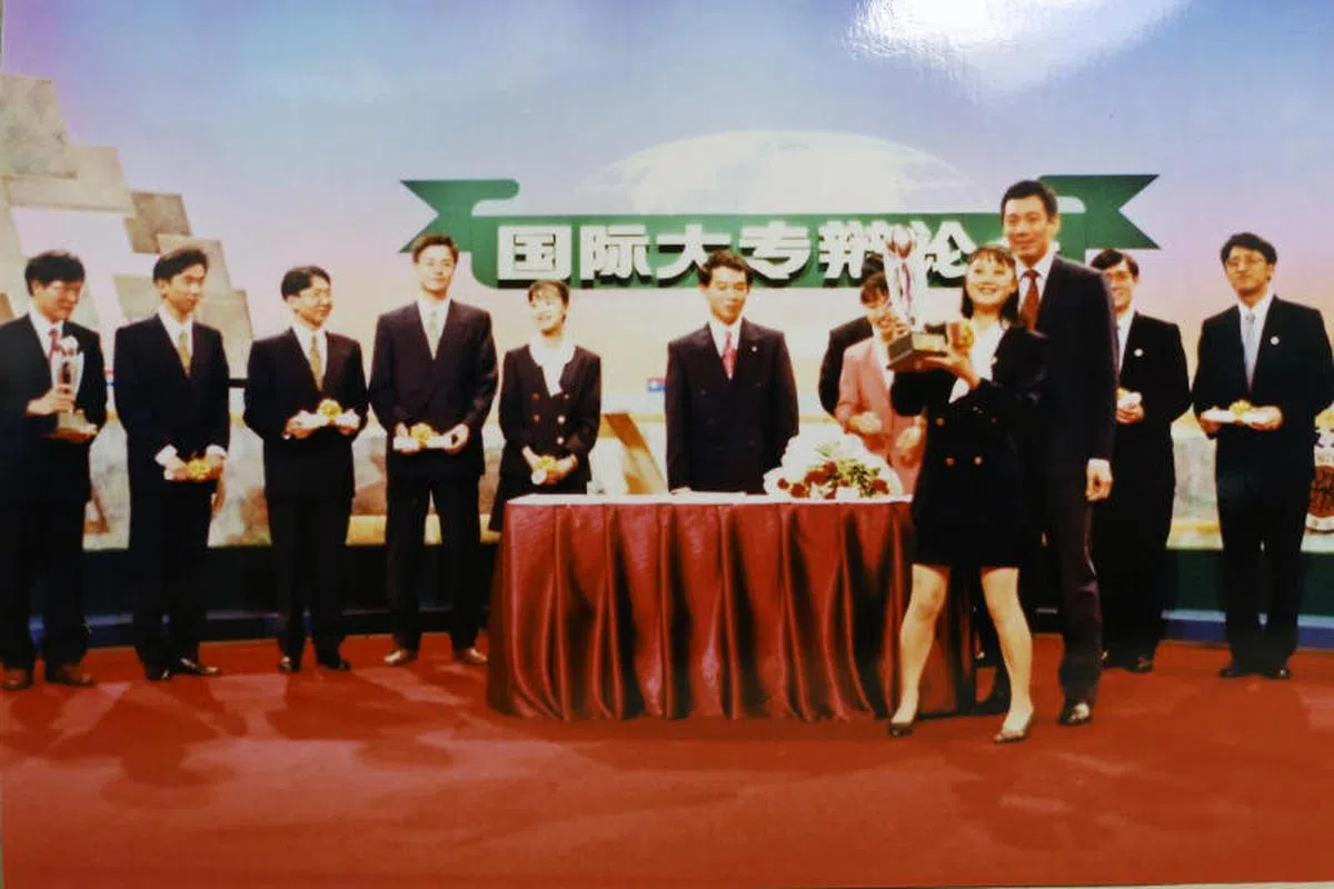  李显龙副总理上台为得奖队伍颁奖。（联合早报） 