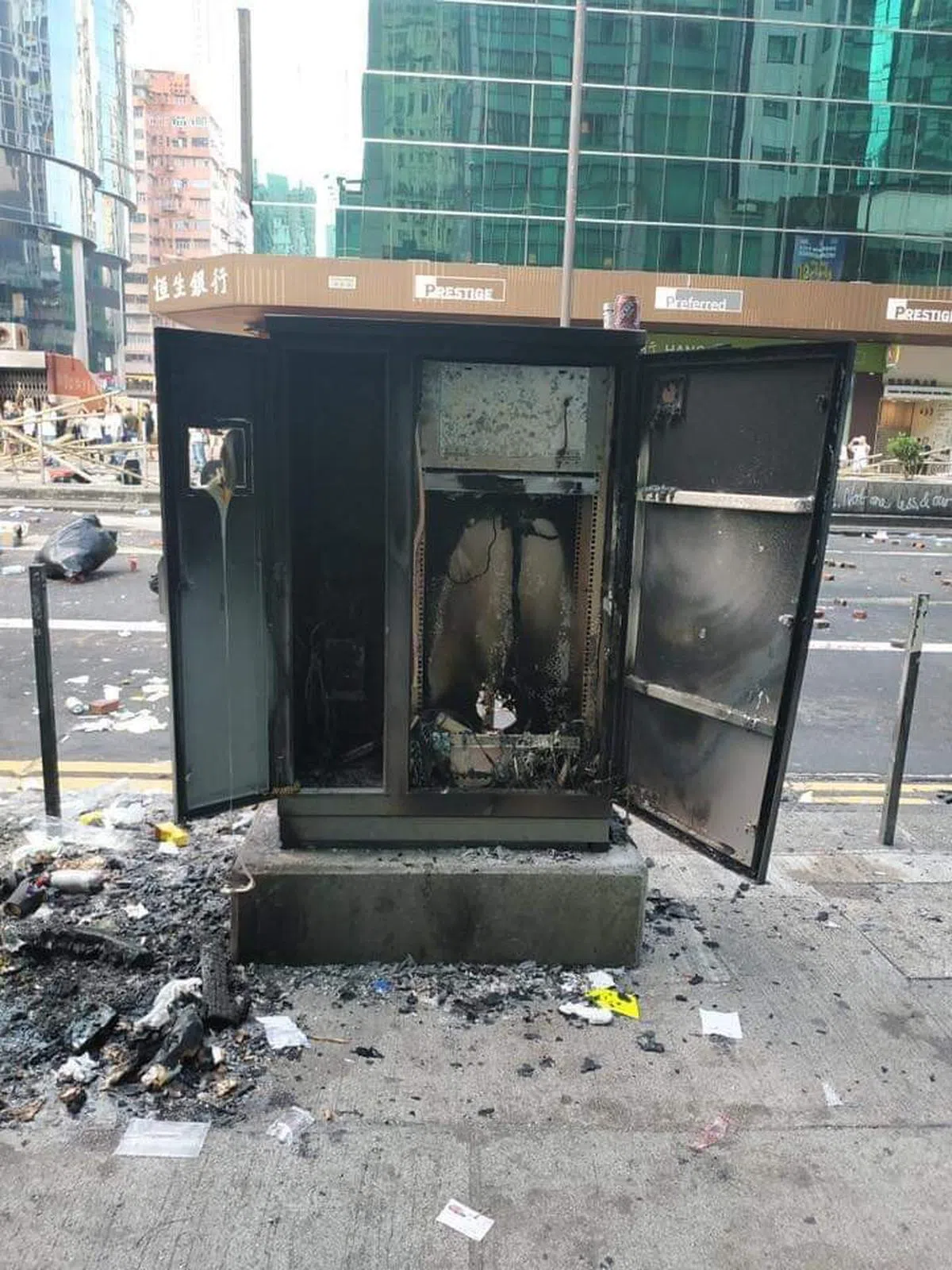  街边的电箱也遭到破坏，引发火患。（我爱旅行面簿） 