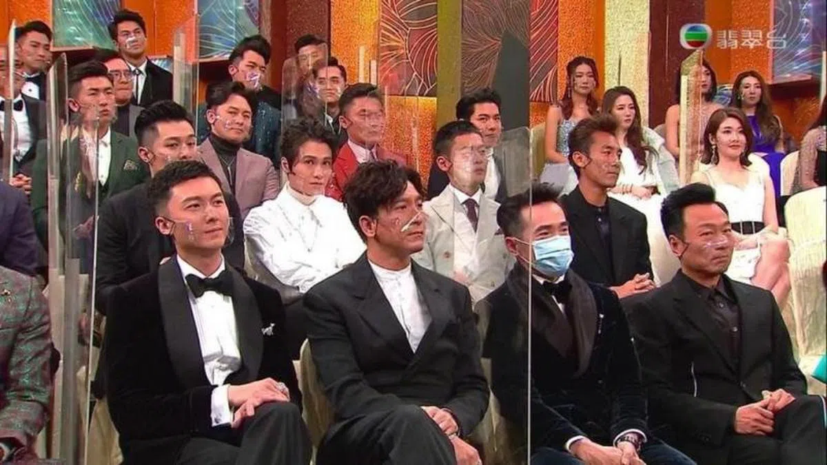  2020年11月，香港TVB举行《万千星辉贺台庆》，为安全起见，香港电视明星走星光大道或上台领奖时，都戴着透明面罩，安全措施非常到位。（港生活） 