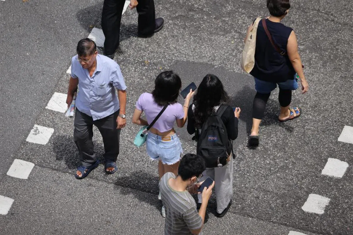 本地年轻一代的单身比例逐年攀高。（海峡时报）
