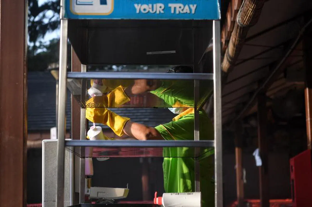 有清洁公司因人手短缺，只能忍痛放弃竞标新的承包合约。（海峡时报）