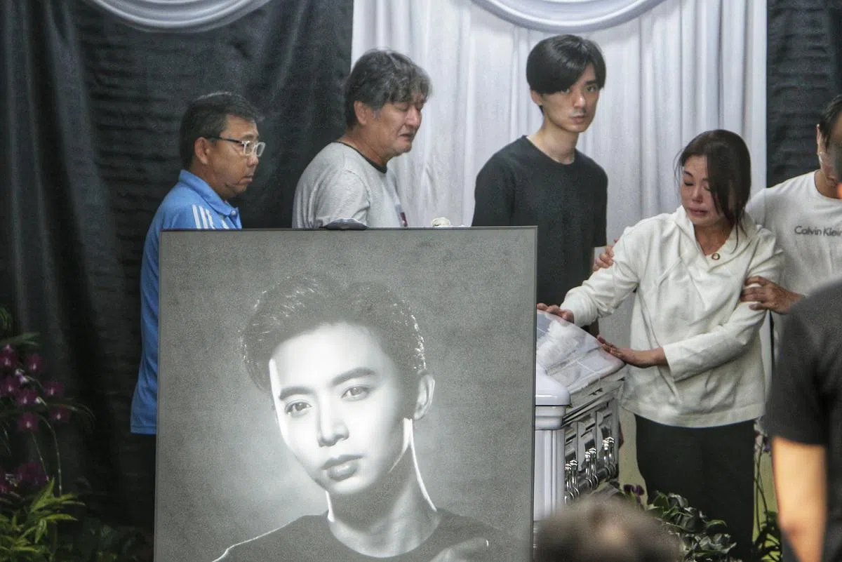  军训意外导致民众对政府的信任危机。图为军训意外不幸身亡的艺人冯伟衷丧礼。（联合早报） 