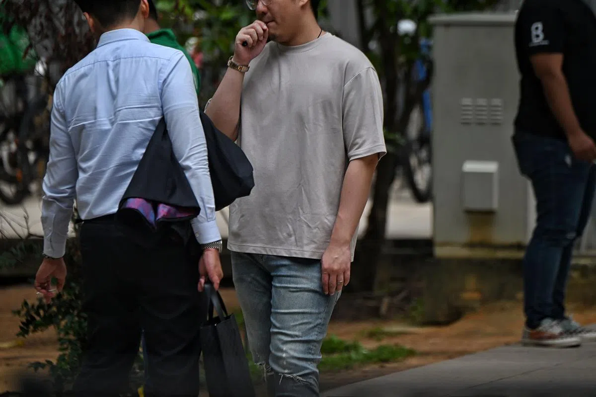 调查发现，国人每周平均抽烟的次数减少，但与此同时，却有更多人使用电子烟和加热烟草产品。（海峡时报）