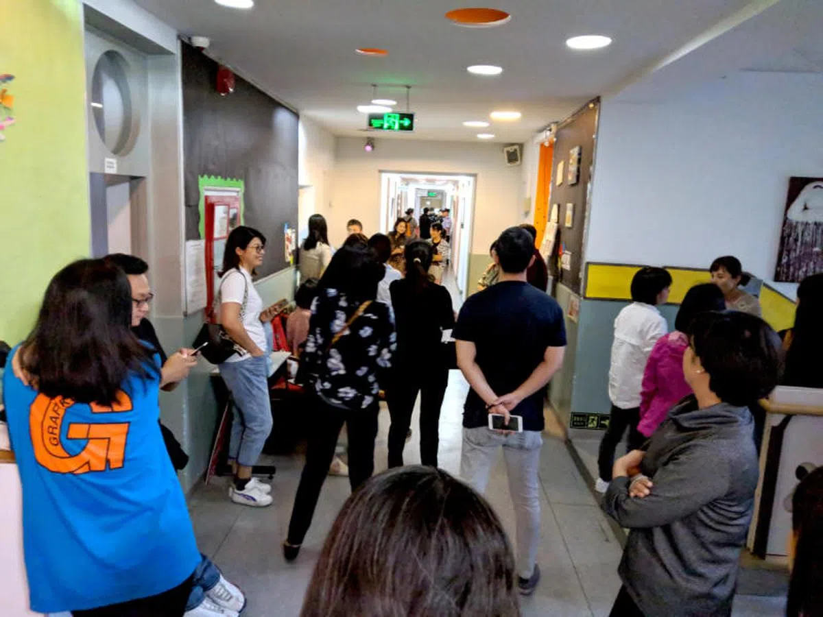  有超过30名家长本周二（25日）聚集在学校内要求校方给予一个说法。（海峡时报） 