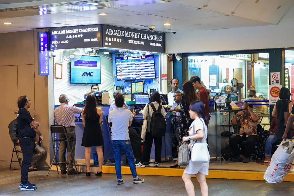 兑换令吉到对岸购物是不少国人的“日常”。（联合早报）