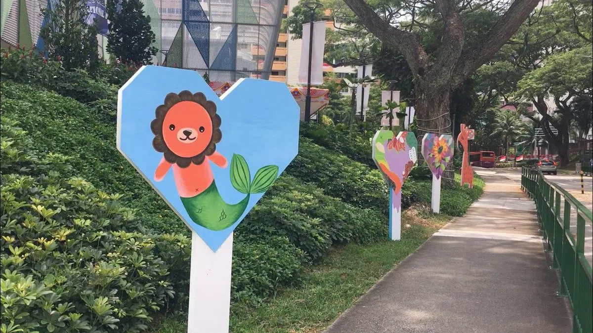  拉丁马士居民在心形画板上以各种主题发挥创意。（郭跃男摄） 
