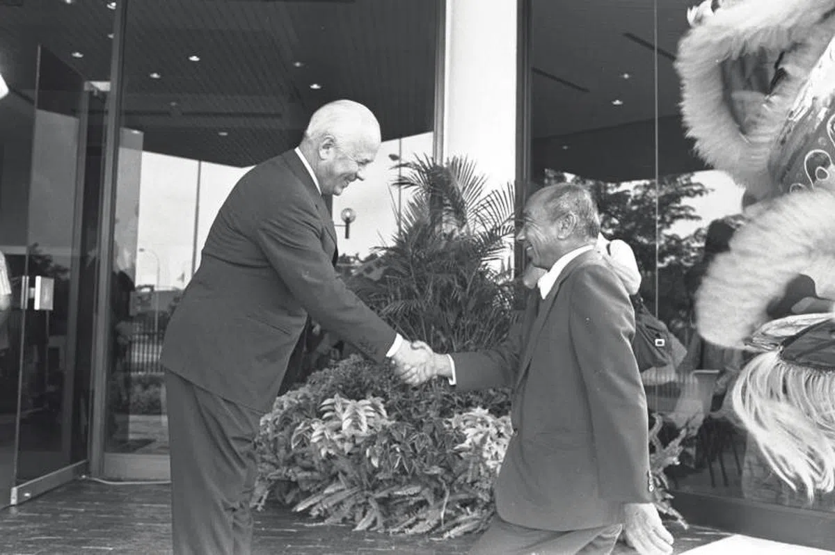  时任副总理吴庆瑞（右）亲自为德拉鲁开幕，左为时任德拉鲁公司的主席Sir Arthur Norman。（海峡时报） 