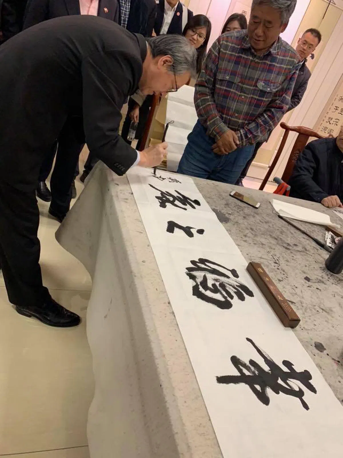  陈振泉挥毫。（李智陞面簿） 