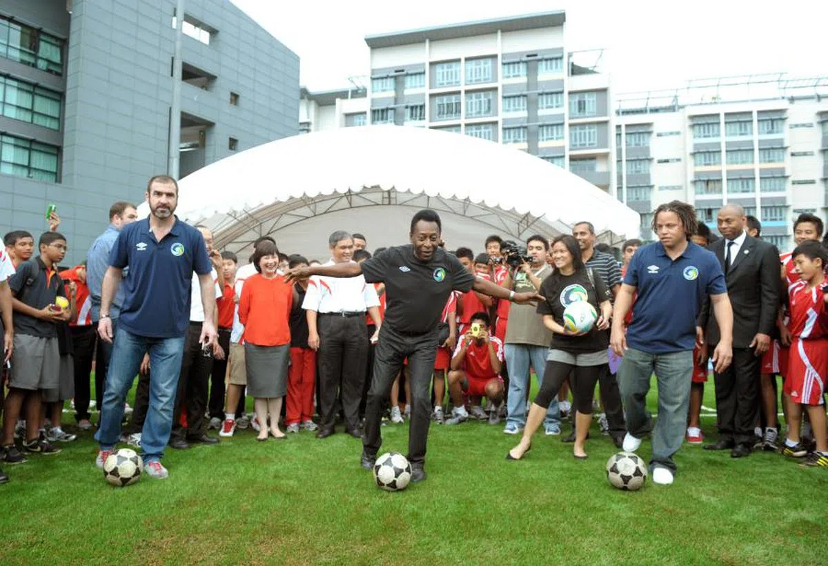 比利曾于2011年到访新加坡，为当年新加坡体育学院重新铺设草皮的足球场开幕。（海峡时报）