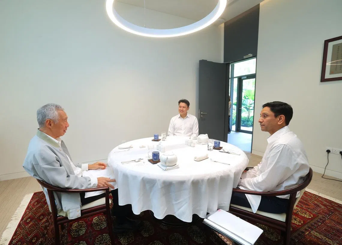 猜猜国务资政李显龙（左）与人力部兼文化、社区及青年部政务部长迪内希（右）和财政部兼人力部高级政务次长黄伟中用餐前谈些什么？（取自李显龙脸书）