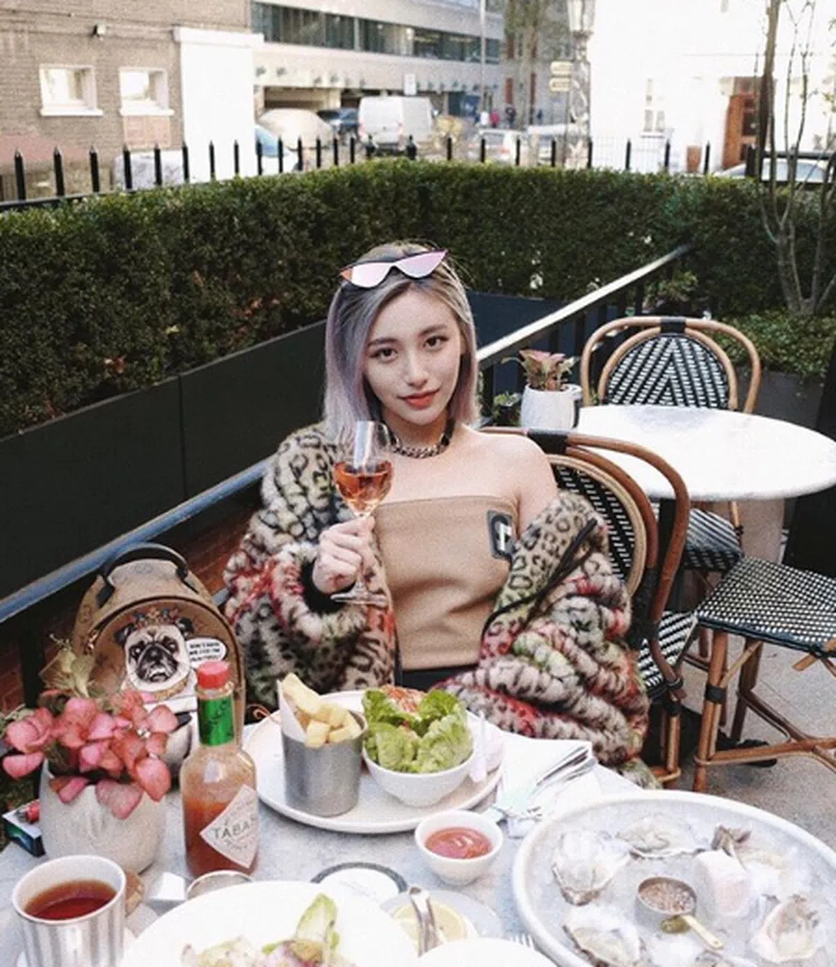  蔡欣颖的女儿现在也是网络红人，在社交媒体有将近20万名跟随者。女儿似乎也在往社交名媛的方向发展，平时也出席时尚活动、拍摄时尚杂志。 