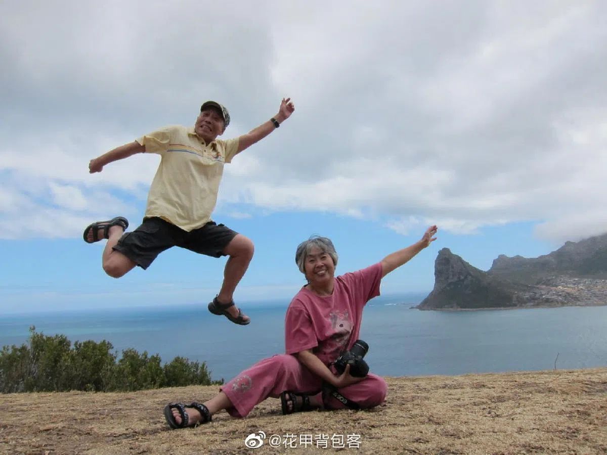 老两口趁自己还能走能跳，走遍自己想走的地方。（花甲背包客微博） 