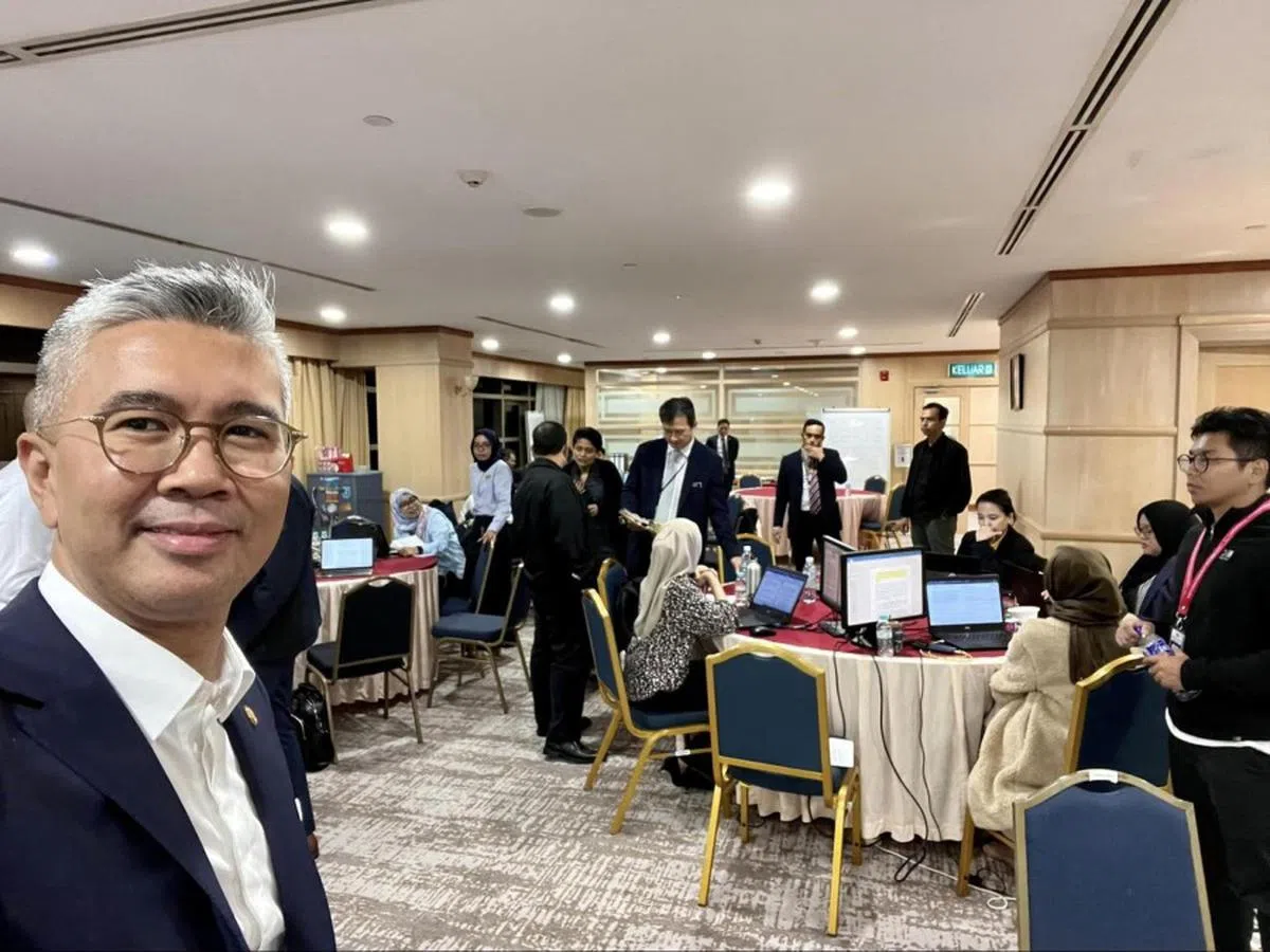 东姑赛夫鲁在面簿上传其财政部团队紧锣密鼓筹备新财案的画面。（东姑赛夫鲁面簿）