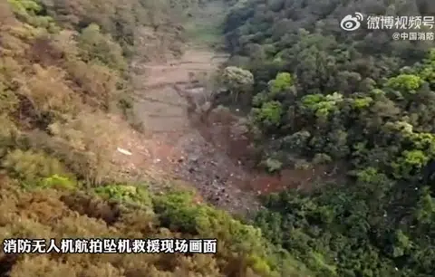 消防无人机航拍东航MU5735在广西藤县坠机地点的救援现场。（视频截图）