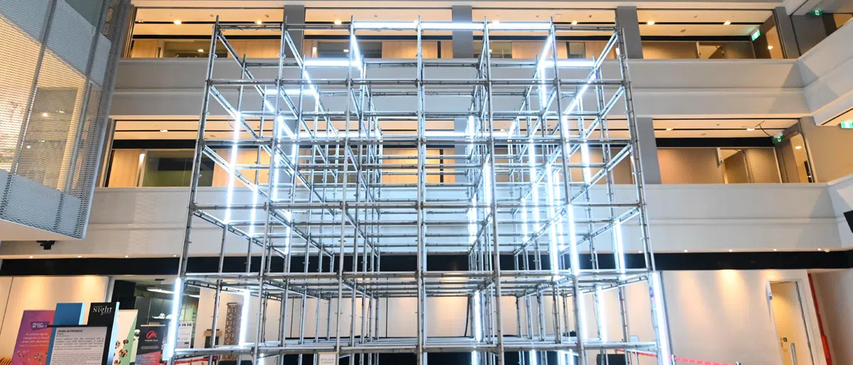  装置上的灯光会随着音乐变化。（新加坡仲夏夜空艺术节） 