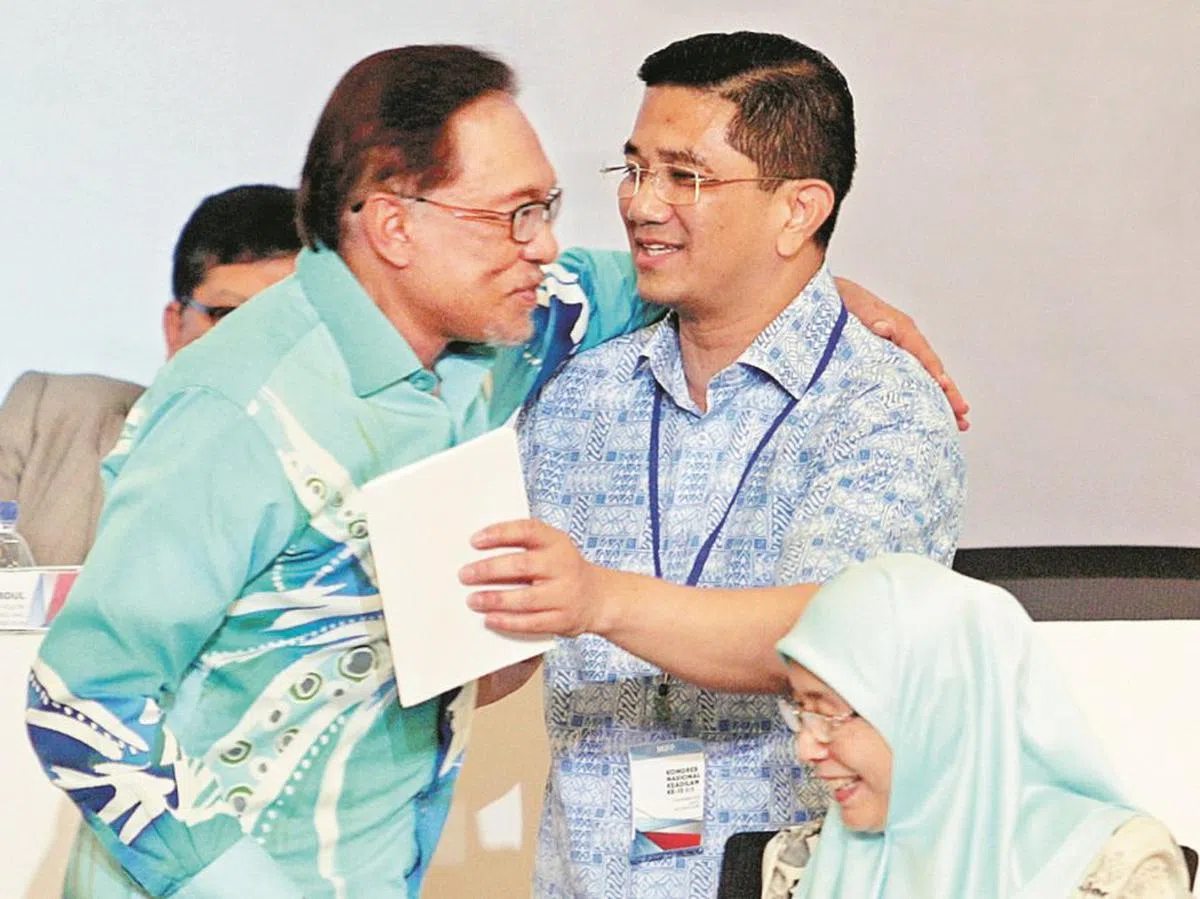  安华（左）和阿兹敏（右）是否和解或将牵动安华相位。（东方日报） 