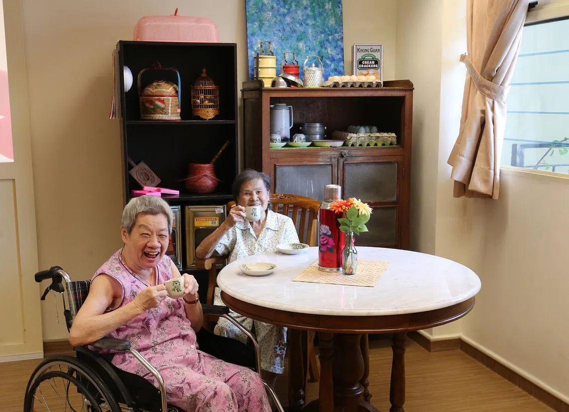 居住在安老协会的失智症患者方宝珠（左）与陈瑞贤都认为，院内的怀旧治疗室让她们能够在舒适的环境下与朋友聊天，里头的怀旧物品也勾起她们的昔日回忆。