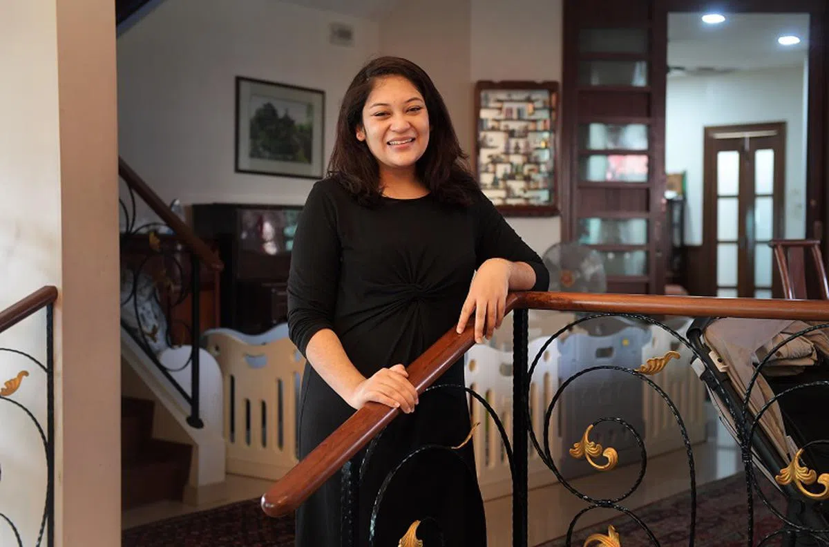 辣玉莎摄于家中。（海峡时报）