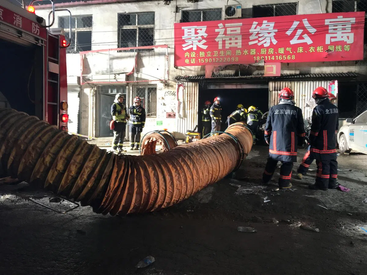  北京大兴区西红门镇聚福缘公寓11月18日晚发生火灾，消防人员19日早上在现场工作。（路透社） 