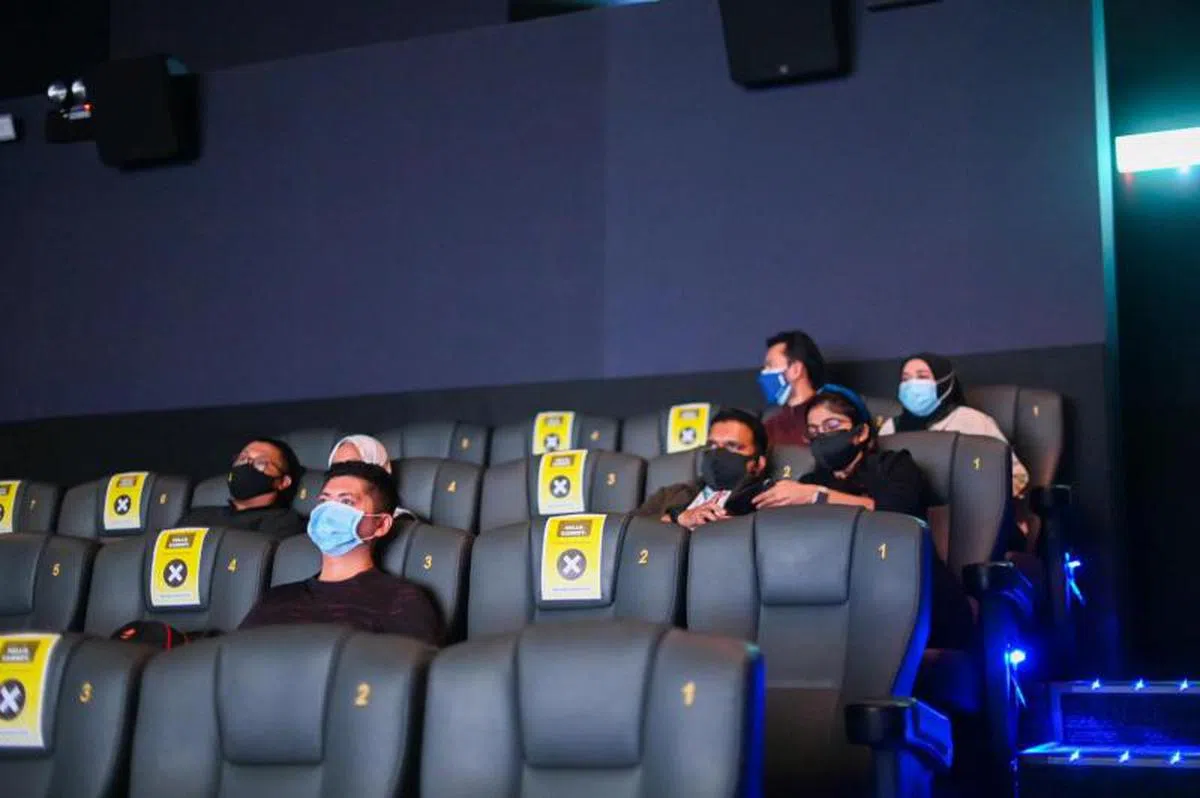 在电影厅里保持社交安全距离的观众。（GSC）