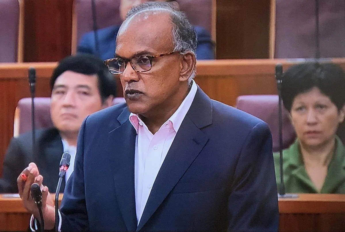  尚穆根在国会上对费沙穷追猛打问了至少四次：你同不同意政治必须和宗教分离？。（国会视频截图） 