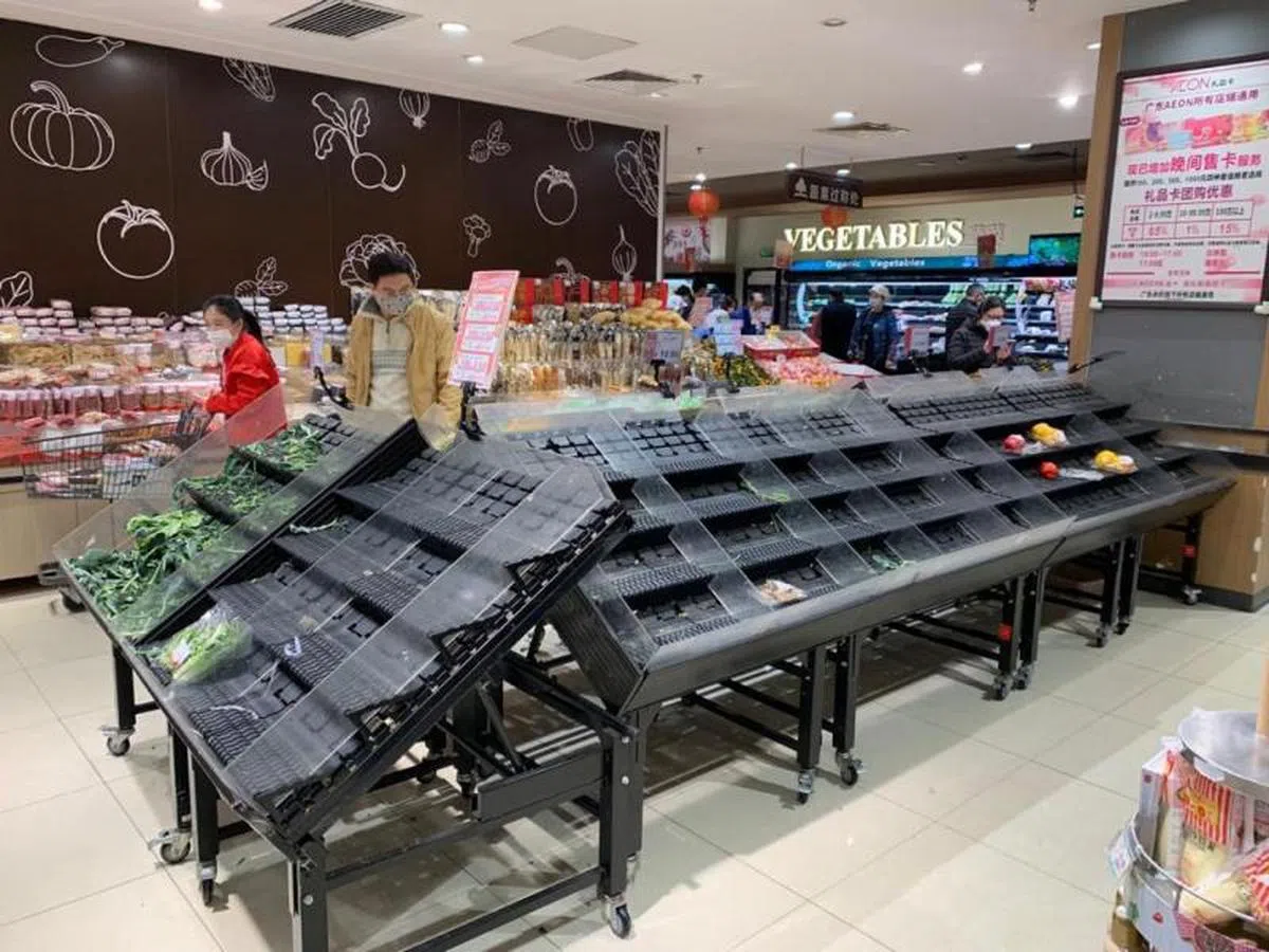  蔬菜在15分钟内被抢空。于是第二天起，蔬菜限购，想要买青菜，先得排队30分钟以上。（卢凌之摄） 