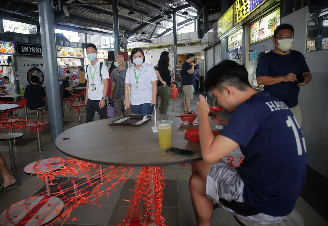 从9月1日起，小贩中心食客用餐后须归还托盘和餐具，也不能留下纸巾和食物残渣等垃圾，违例者会接获书面警告或面对罚款。（海峡时报）