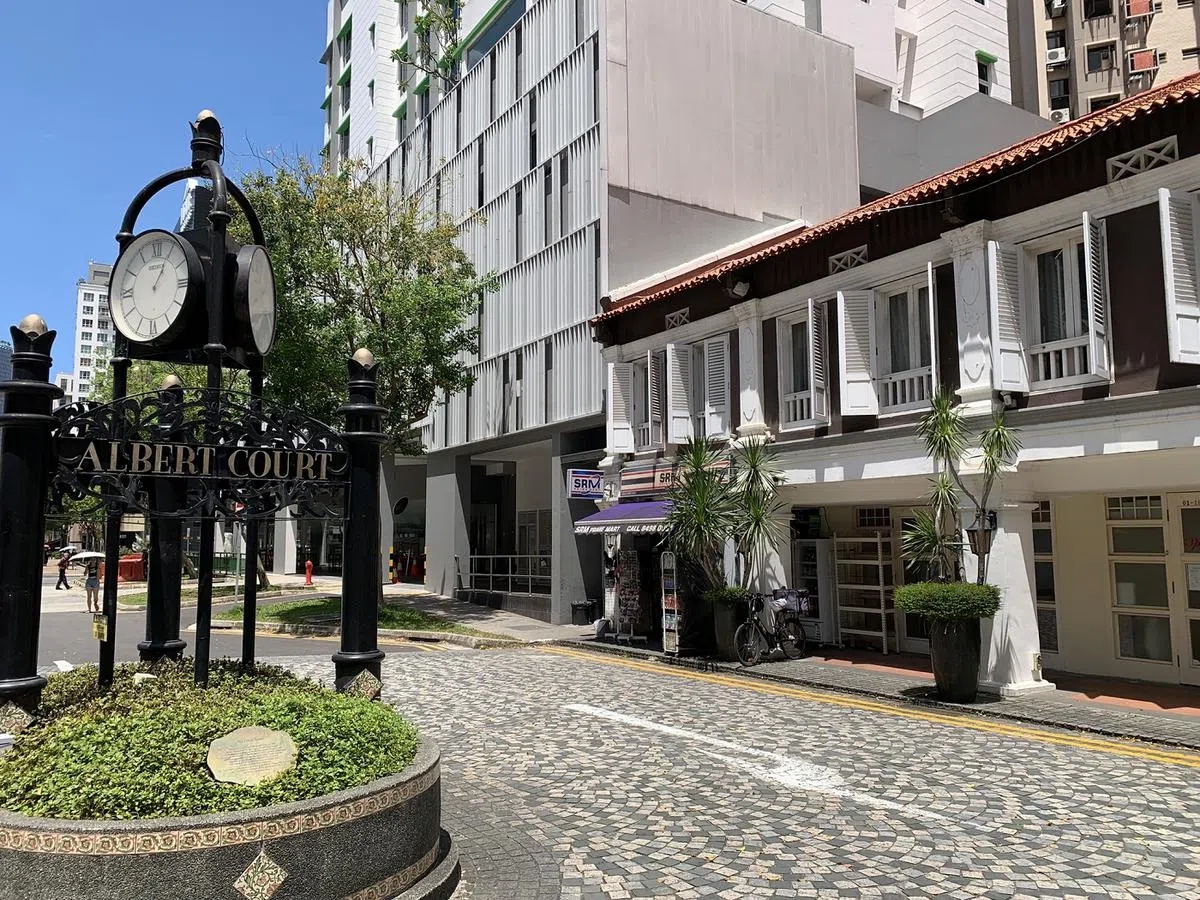 以前的亚峇街“美食街”如今成了雅柏广场。（刘智澎摄）