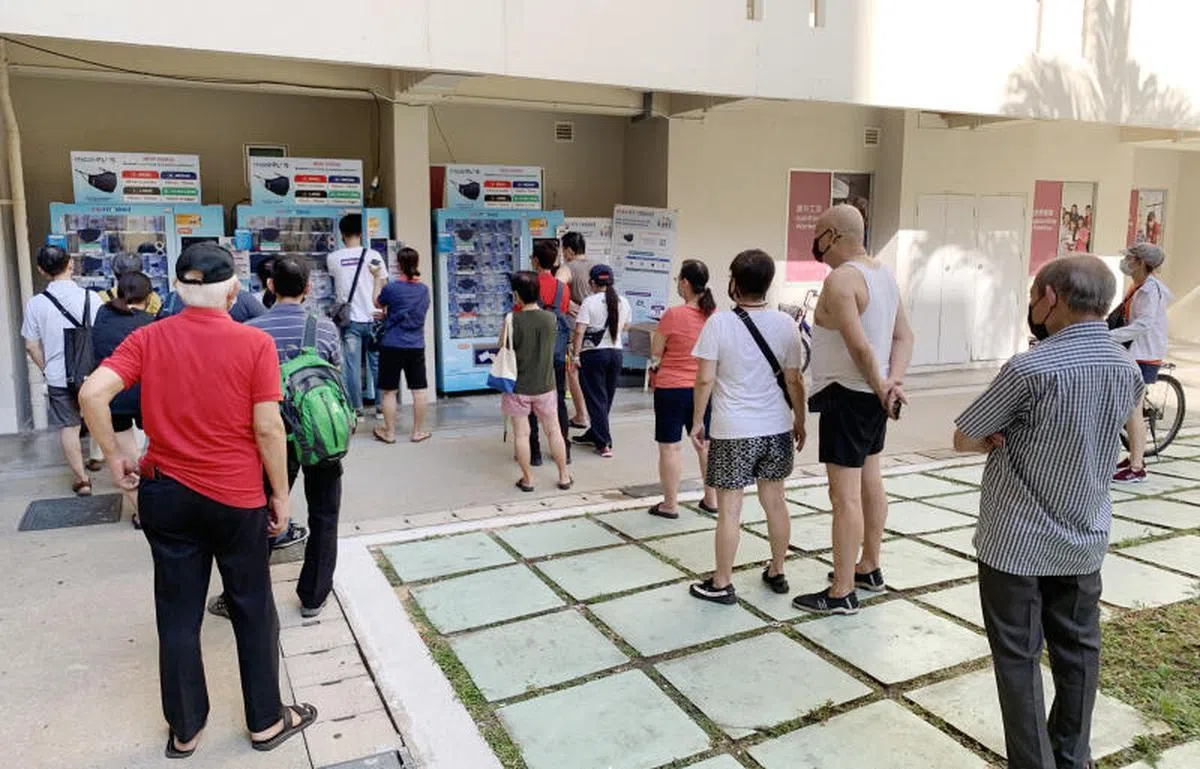  淡马锡基金会于2021年3月1日至14日第四次展开全国口罩分发活动，新型口罩只须每周清洗一或两次，使用期可达六七个月。公众只须到设在全国各处的自动派发机，扫描身份证或输入证件号码就可领取新款口罩。（新明日报） 