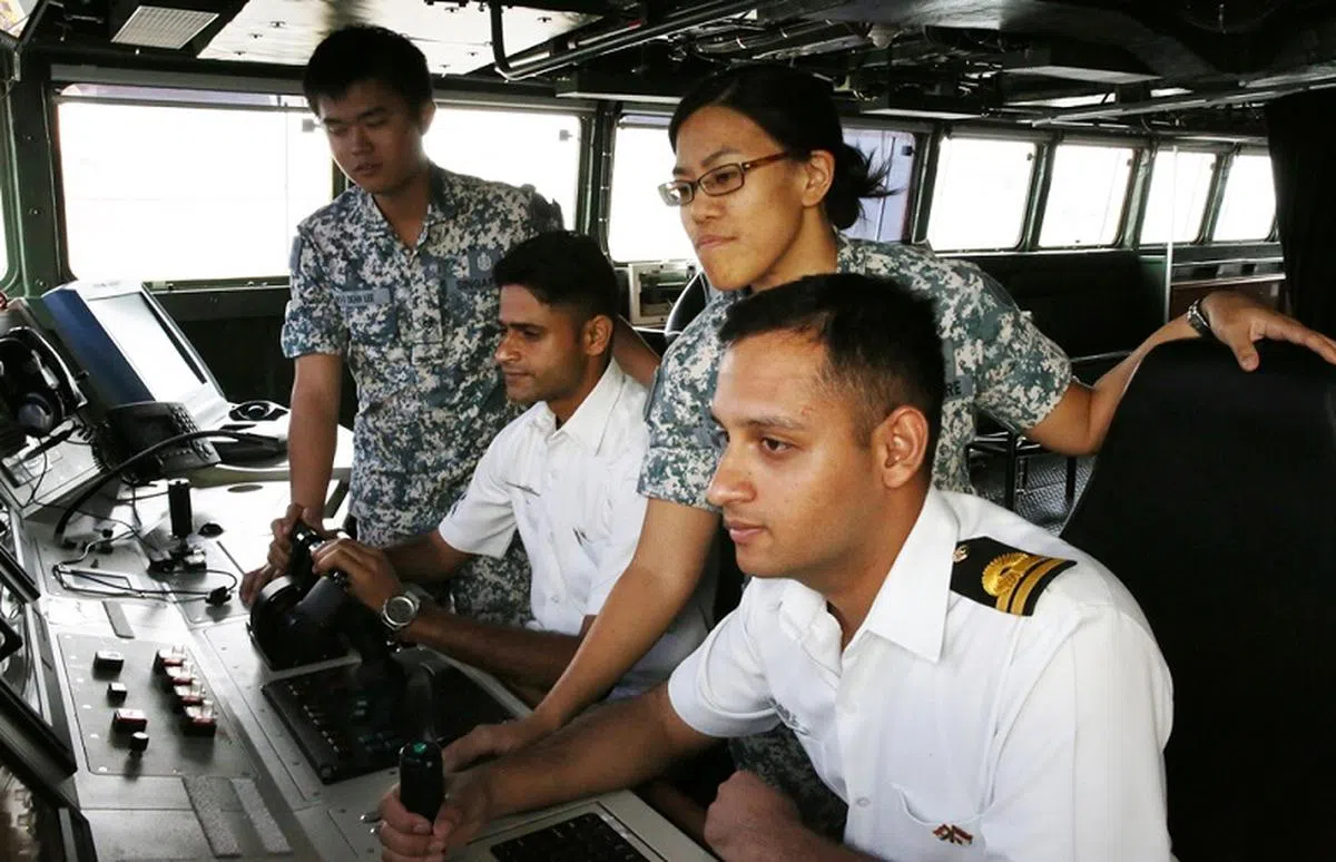  2015年5月，代号“SIMBEX”的新加坡海军部队和印度海军联合展开的常年双边海战演习在南中国海举行，为期七天。（联合早报） 