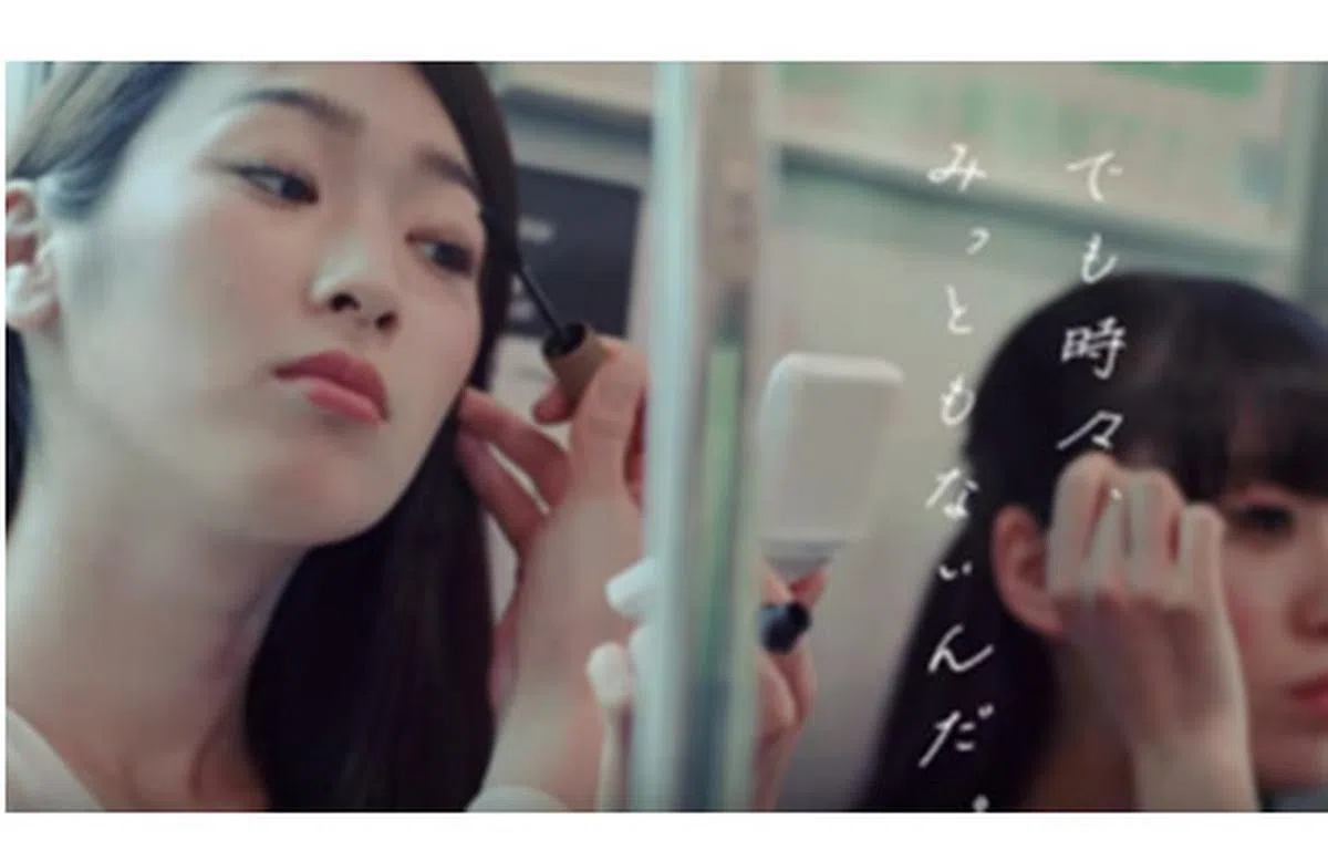  日本东急电铁曾推出视频劝导乘客勿在车厢内化妆。（互联网） 