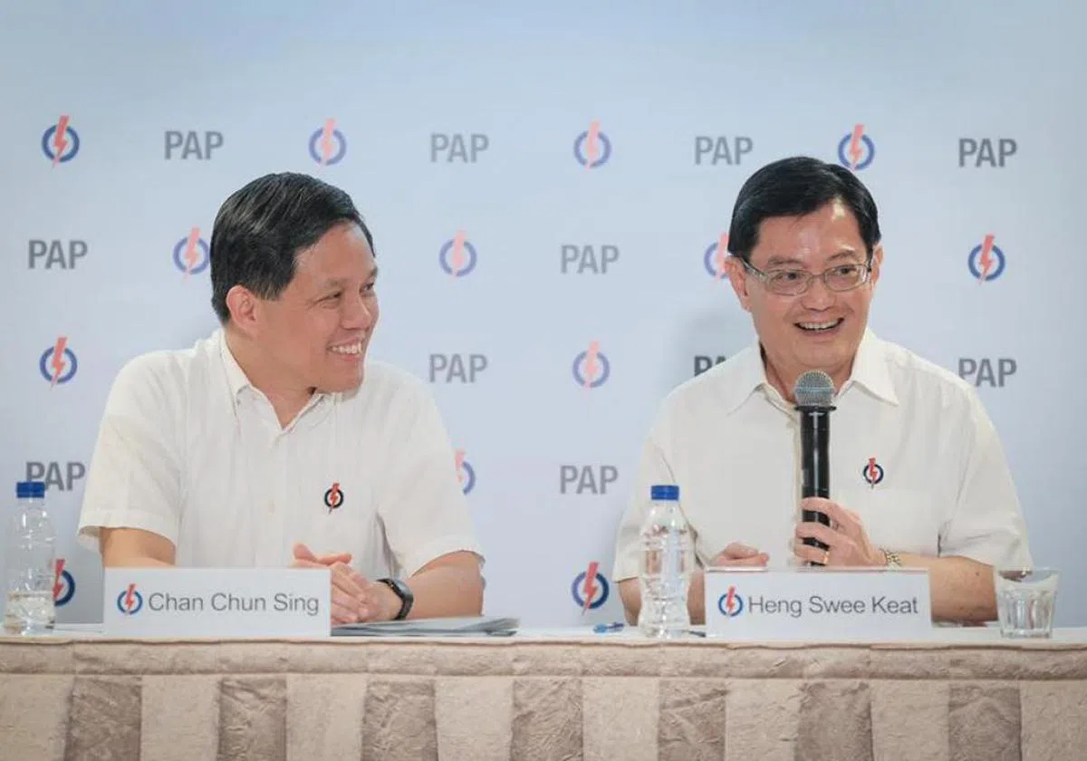  去年11月23日，行动党新中央执行委员会职务公布，第一助理秘书长王瑞杰（右）和副手陈振声（左）共同主持记者会。（王瑞杰面簿） 