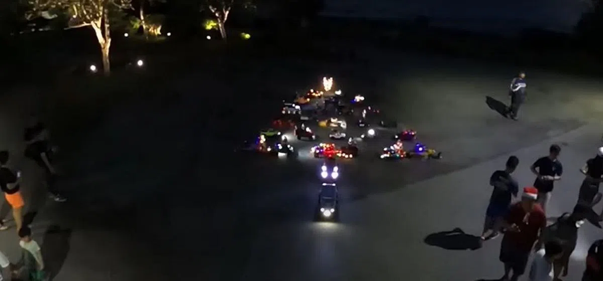 夜晚的圣诞树“亮灯仪式”。（RC Crawler Extreme YouTube视频截图）